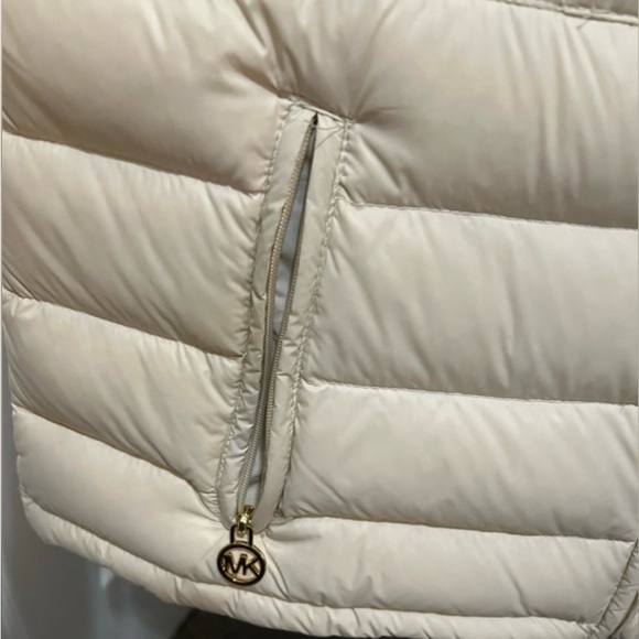 MICHAEL KORS Packable Puffer Jacket Size
Medium (8-10) NWT - Picture 10 of 15